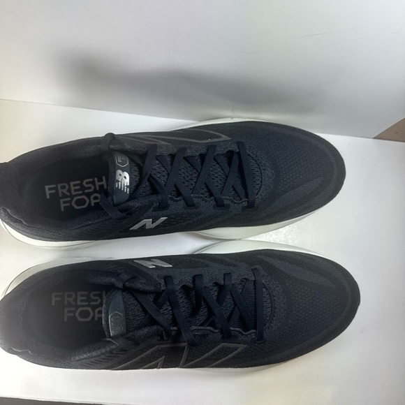 New Balance Men\'s Size 12 Black White Fresh Foam Vongo Running Sneakers main image 7